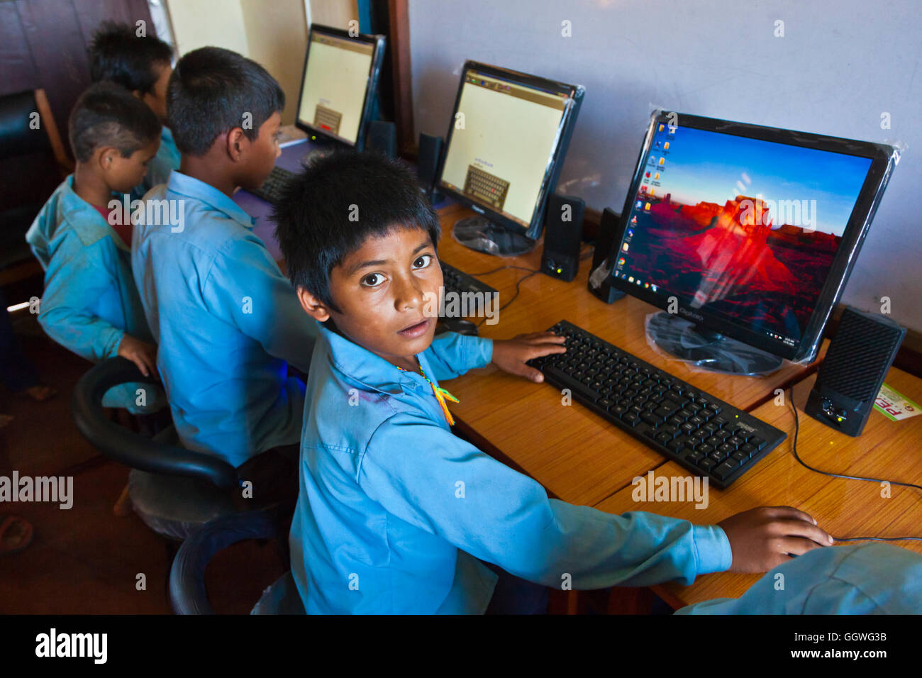 WeHelpNepal.org finanziato il computer per una scuola nel villaggio di GOGANPANI - Nepal Foto Stock