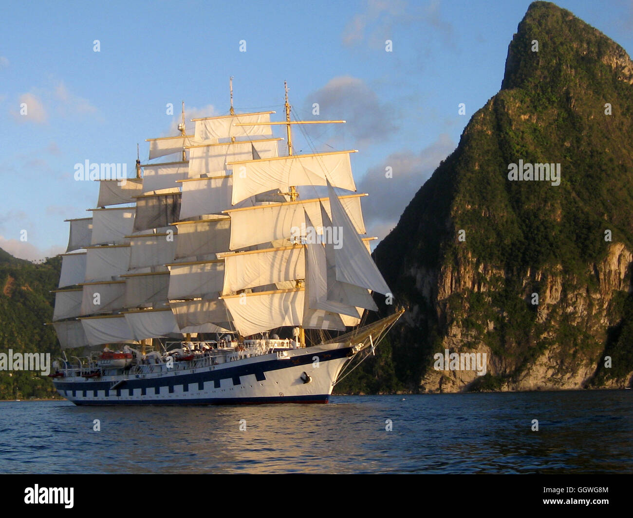 Clipper Ship in barca a vela con le vele spiegate al di sotto del Pitons, St Lucia Foto Stock