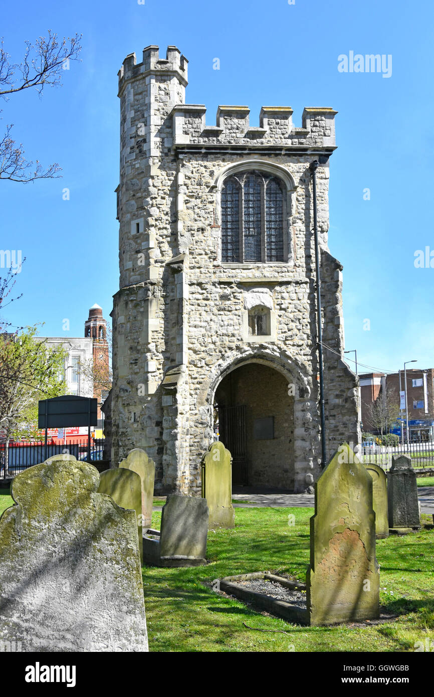 Barking Abbey coprifuoco Torre (noto anche come campana antincendio Gate) & Cappella del Santo Rood situato al di sopra di gateway in London Borough of Barking & Dagenham REGNO UNITO Foto Stock