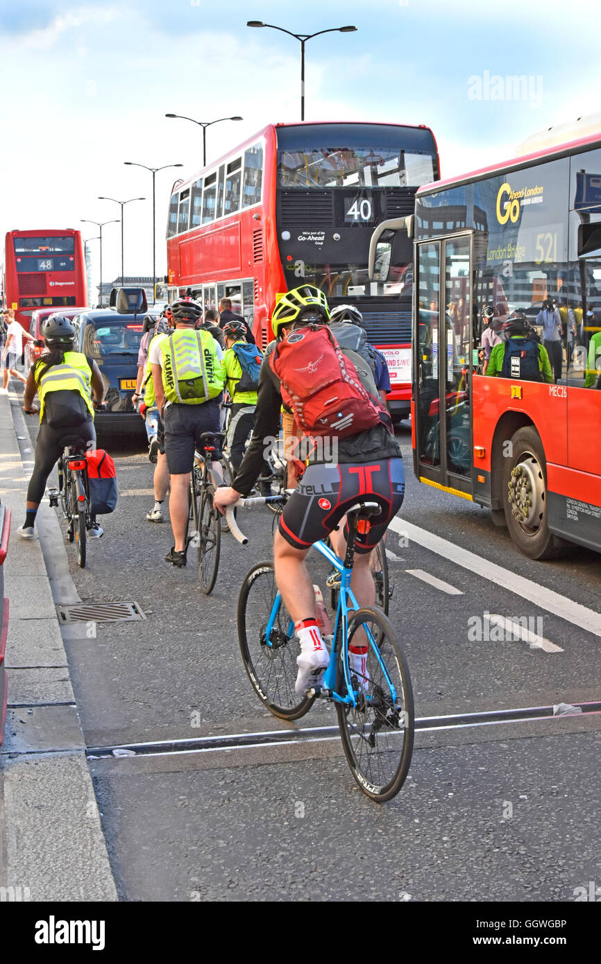 Ora di punta sul Regno unito Londra London Bridge come lavoratori provare a casa del ciclo di competere con altri pendolari & traffico nella mischia per arrivare lontano dalla città di Londra Foto Stock