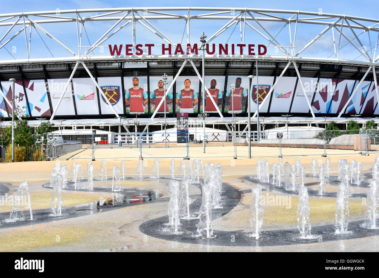 Queen Elizabeth Olympic Park area giochi per bambini getti d'acqua che sorgono 2012 Stadio Olimpico di Londra convertito e in uso come West Ham United sede di calcio nel Regno Unito Foto Stock