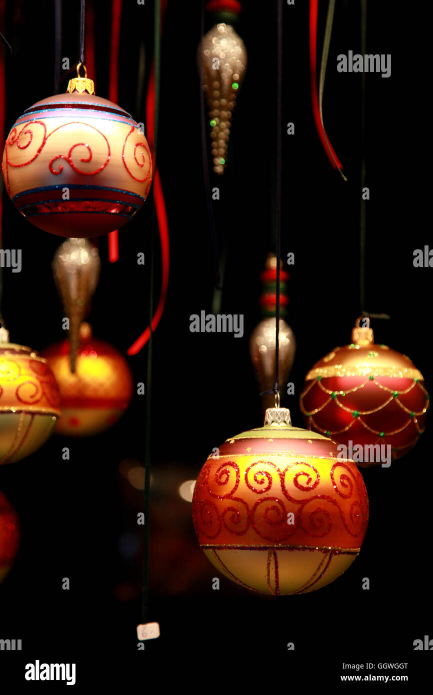 Baubles di Natale decorano le bancarelle in un mercato di Natale Foto Stock