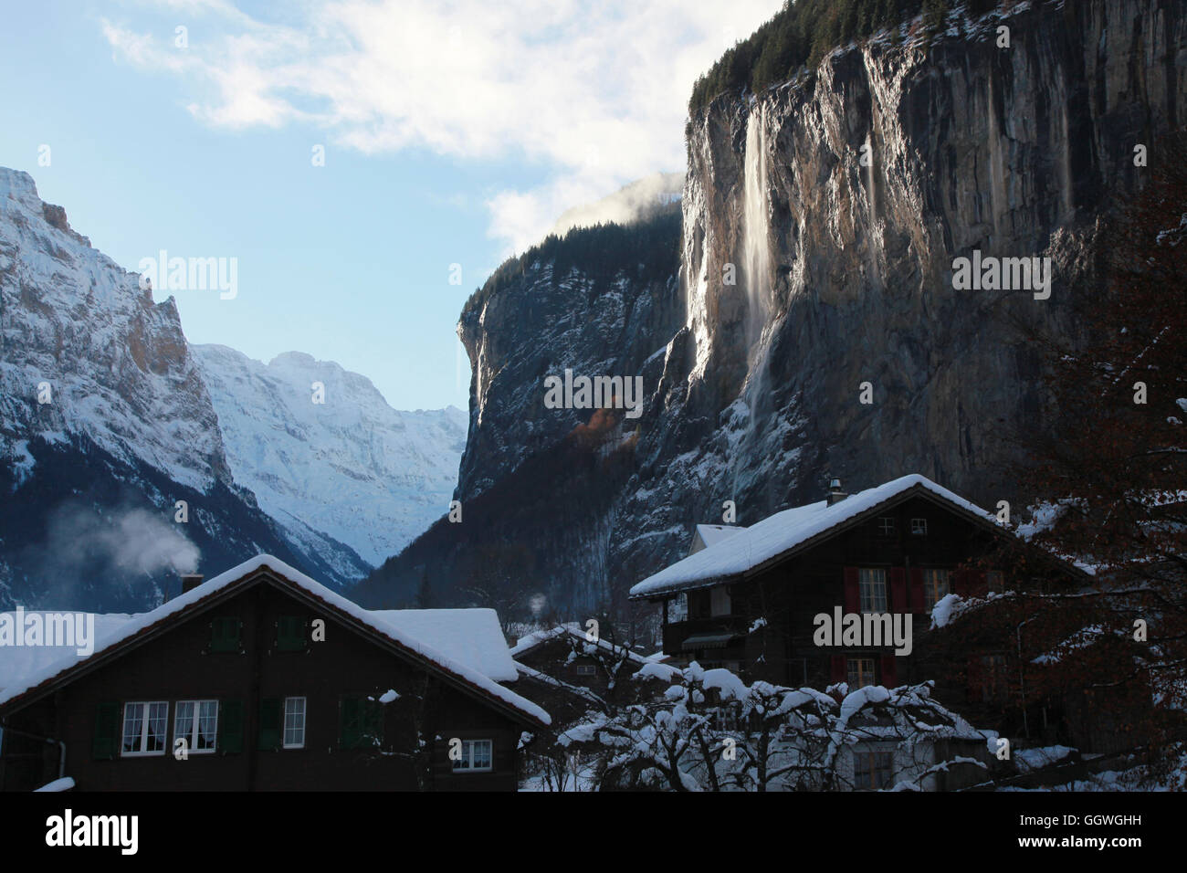 Il villaggio di Lautterbrunnen nelle Alpi Svizzere si trova in una anomalia nella crosta terrestre fornendo una spettacolare serie di scogliere e Foto Stock