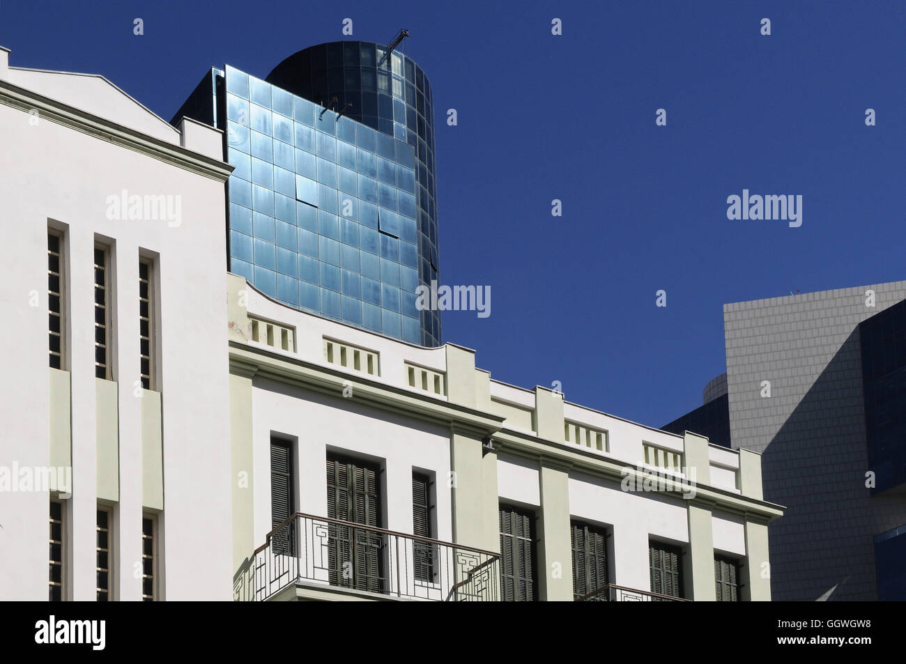Sion edificio torre di uffici su Rothschild Boulevard si trova in netto contrasto con un vecchio edificio ristrutturato che è stato costruito nel 1925 nell'eclettismo architettura stile nel centro di Tel Aviv, Israele Foto Stock