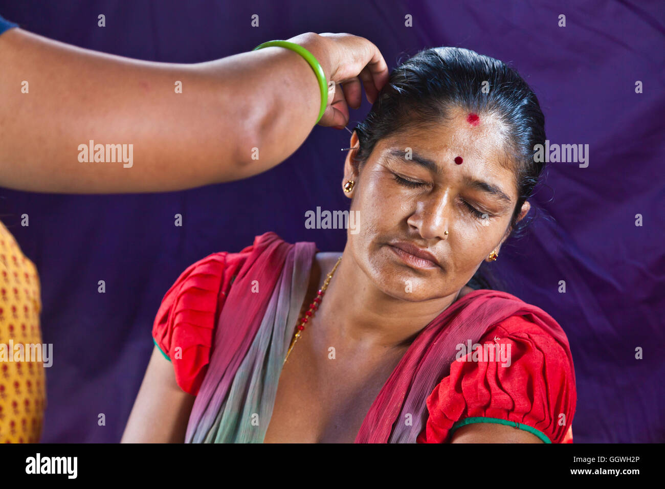 Gratuitamente UNA CLINICA MEDICA incluse agopuntura in un remoto villaggio che serve più di 120 pazienti è stato messo su da HDSN Foto Stock