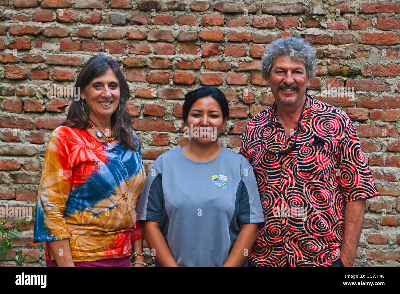 Craig Lovell e Christine Kolisch di WeHelpNepal con NEELAM PRADHANANGA fondatore di ripulire il Nepal, una ONG nepalese dedictated per Foto Stock