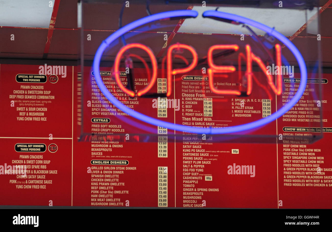 Take Away cinese segno aperto con menu completo dietro, Grappenhall, Warrington, Cheshire, Nord Ovest Inghilterra Foto Stock