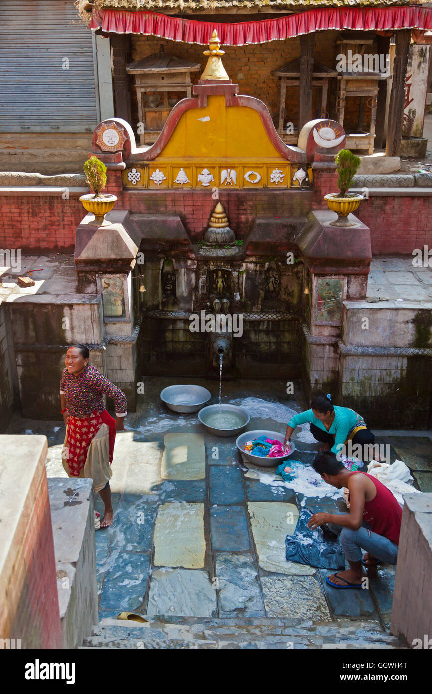 Le donne lavare i vestiti al pubblico bene nel villaggio THOKA - Kathmandu, Nepal Foto Stock