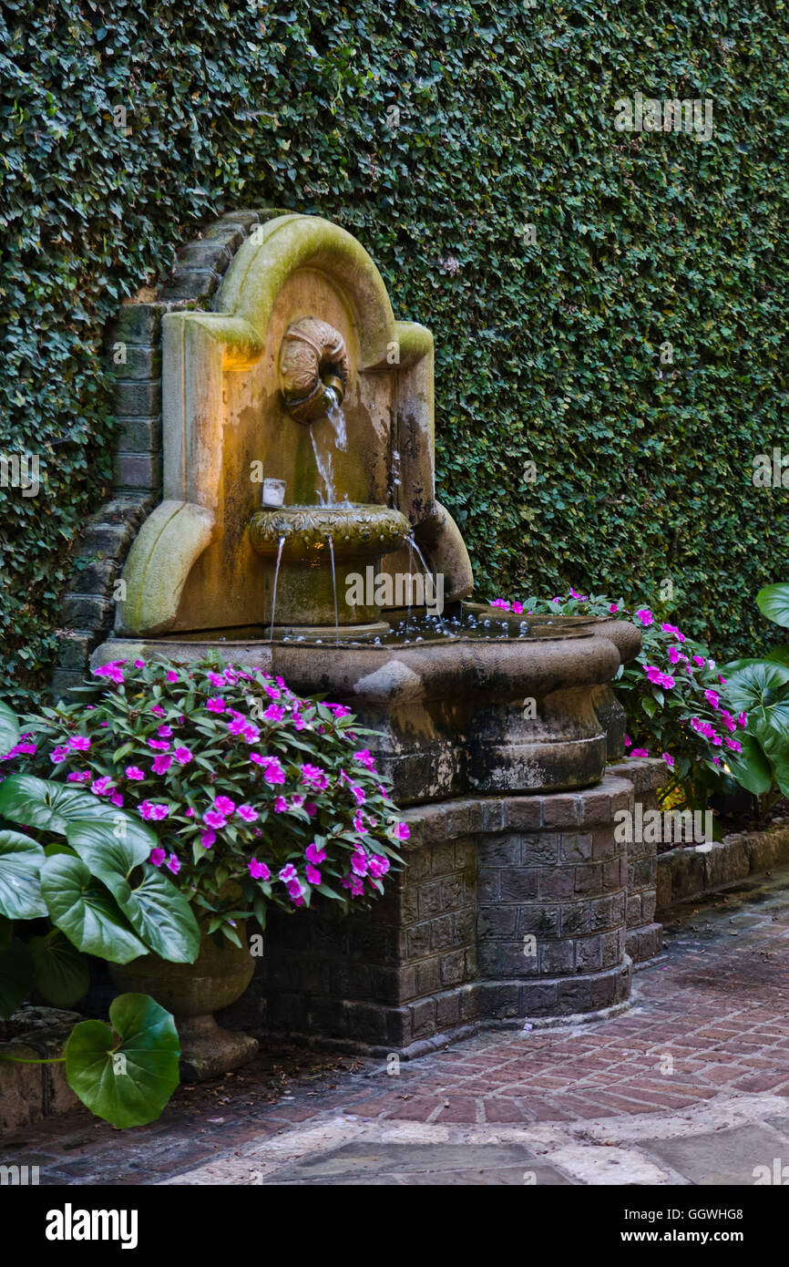 Una fontana nel cortile di una di una vecchia casa storica - Charleston, Carolina del Sud Foto Stock