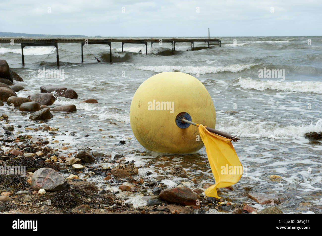 Staccate la boa a terra la spiaggia di Erteboelle (Ertebølle), Danimarca Foto Stock