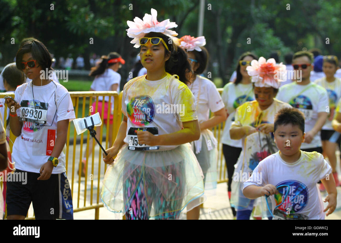 Colour Run 2016 tenutasi in oriente parcheggio Senayan Jakarta, che è seguita da migliaia di corridori informale costituito da genitori e giovani. Divertente corsa ha una distanza di cinque chilometri circostanti la zona intorno al parcheggio est Senayan. Colour Run di Giacarta è sponsorizzato da Niaga di salita la cui parte del World Tour Tropicalcolor visualizzando i colori sono più brillanti della tropical consiste in cinque zone, vale a dire il colore rosso, verde, blu, arancione e giallo. (Foto di Natanael Pohan/Pacific Stampa) Foto Stock