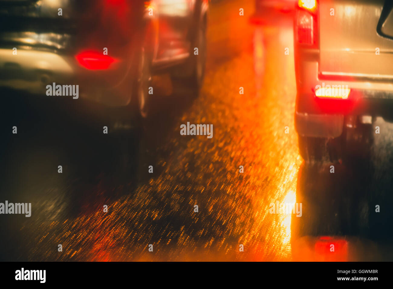 Notte via strada e fari di automobili con finestra piovosa sfondo sfocato concetto di viaggio Foto Stock