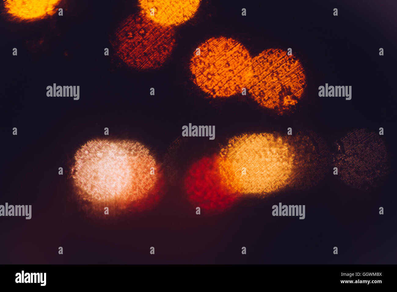 Notte via strada e fari di automobili con finestra piovosa sfondo sfocato concetto di viaggio Foto Stock