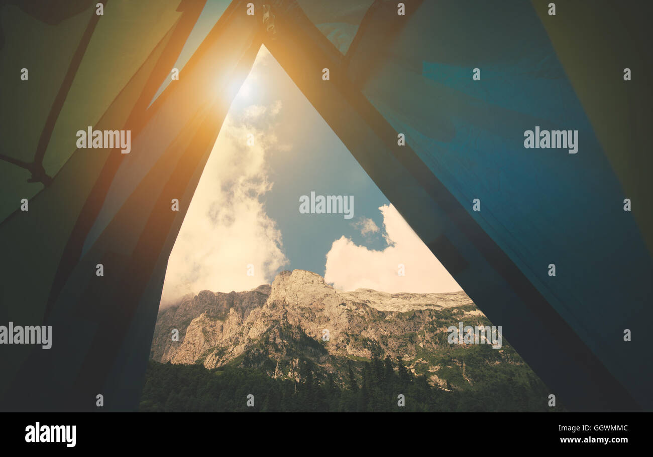 Paesaggio di montagne vista dalla tenda camping ingresso stile di vita viaggio concetto vacanze estive all'aperto Foto Stock