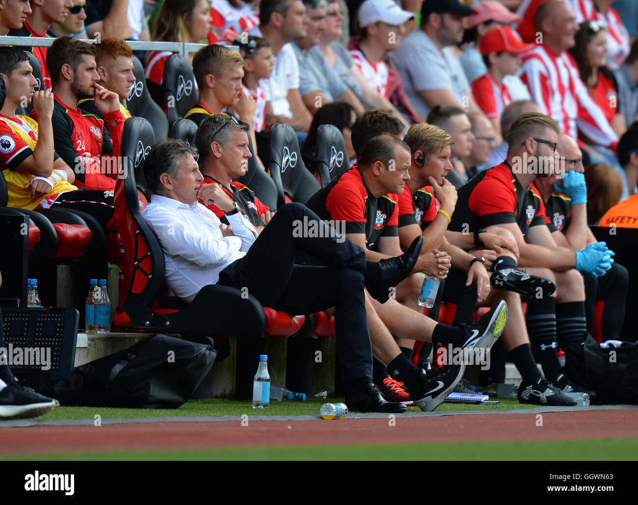 Southampton head coach Claude Puel siede sul banco durante la pre-stagione amichevole presso il St Mary's Stadium, Southampton. Foto Stock