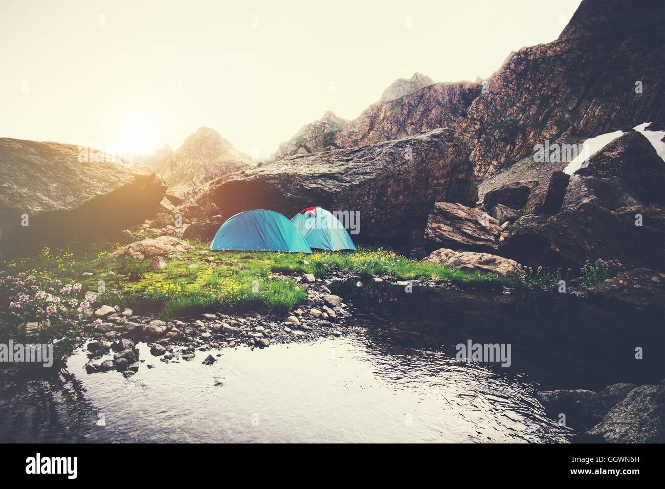 Paesaggio di montagne e tende campeggio viaggio concetto Lifestyle vacanze estive all'aperto Foto Stock