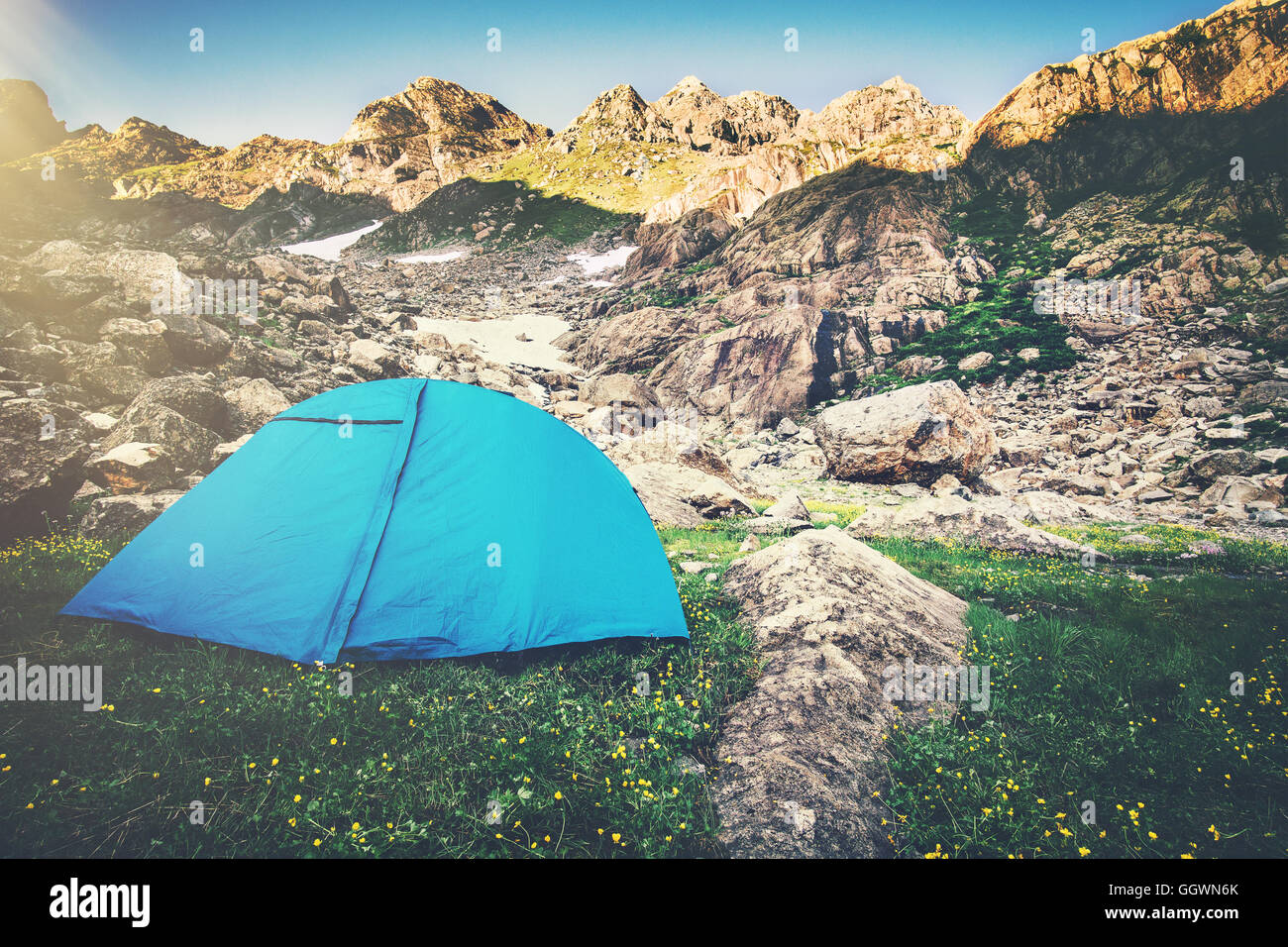 Paesaggio di montagne e tende da campeggio viaggio concetto Lifestyle vacanze estive all'aperto Foto Stock