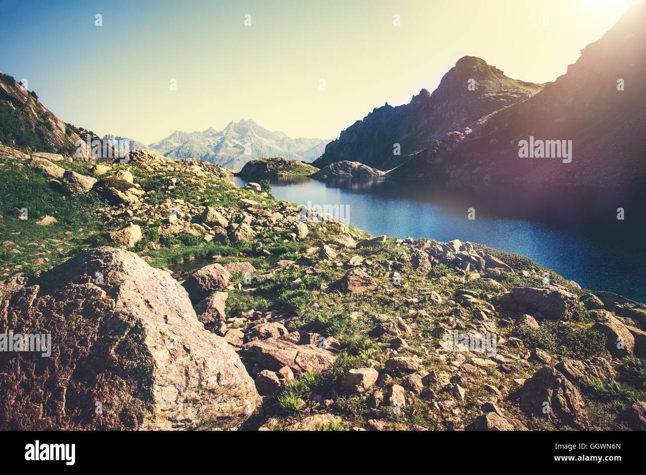 Paesaggio del bellissimo lago con Montagne Rocciose viaggio estivo vista serena giornata di sole Foto Stock