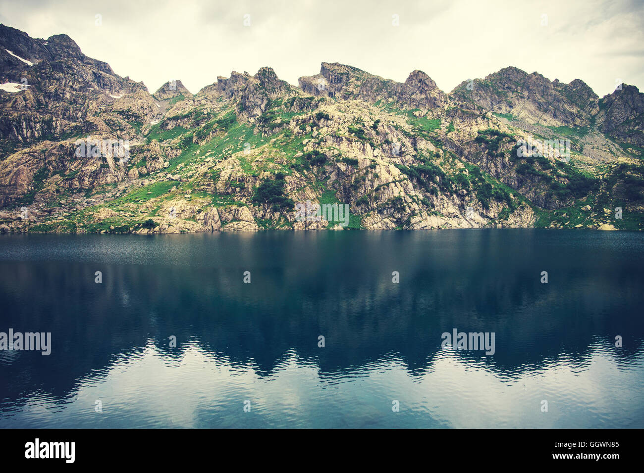 Paesaggio del bellissimo lago con Montagne Rocciose specchio viaggio estivo serena scena Foto Stock