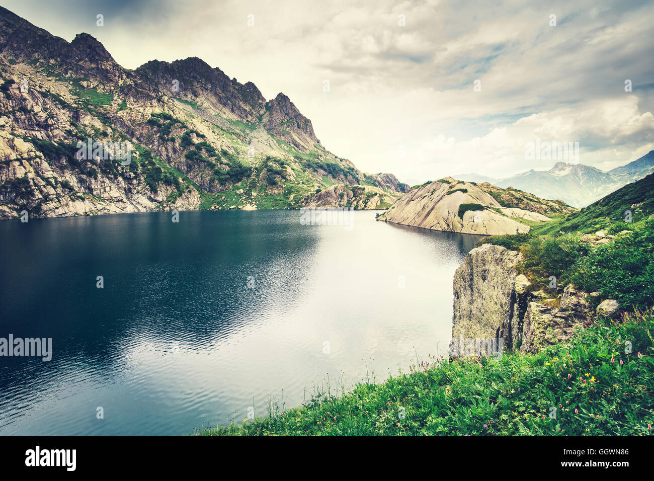Paesaggio del bellissimo lago con Montagne Rocciose viaggio estivo serena vista aerea Foto Stock