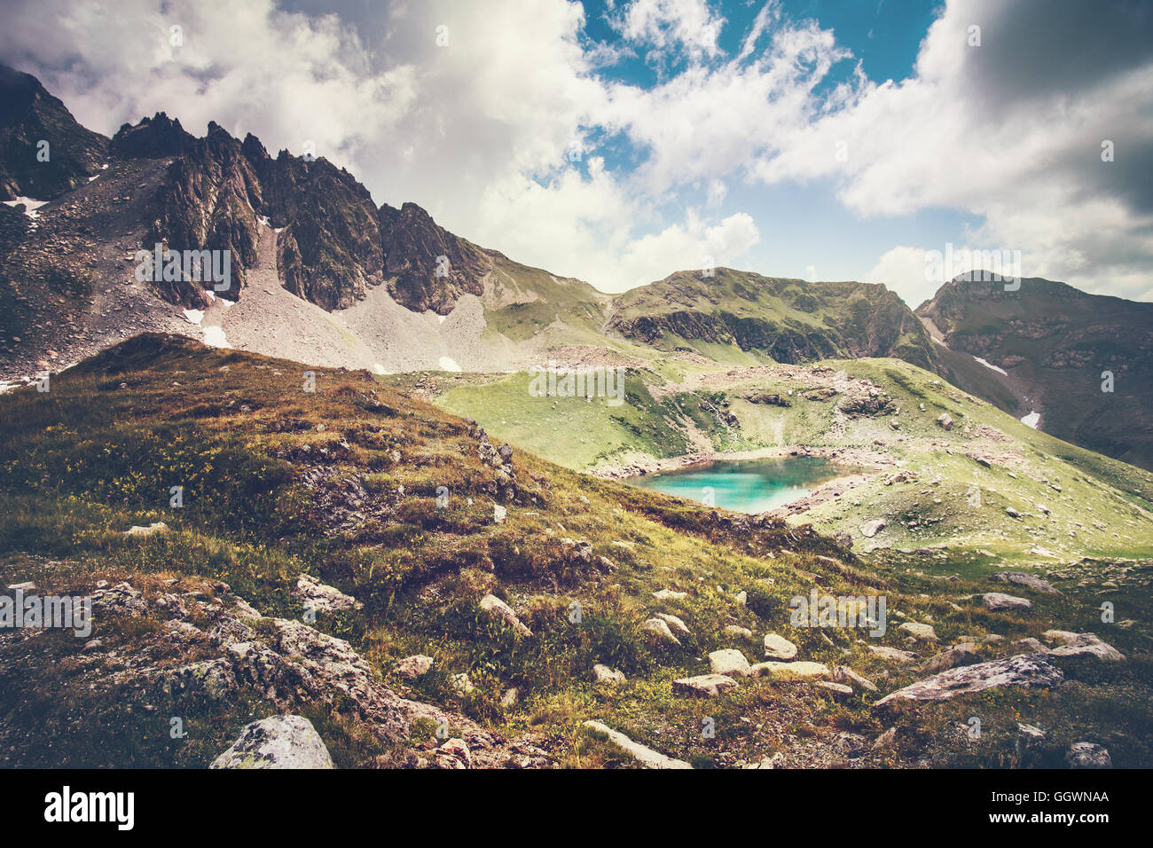 Il paesaggio delle montagne rocciose e turchese del lago con le nubi del cielo viaggio estivo serena vista aerea Foto Stock