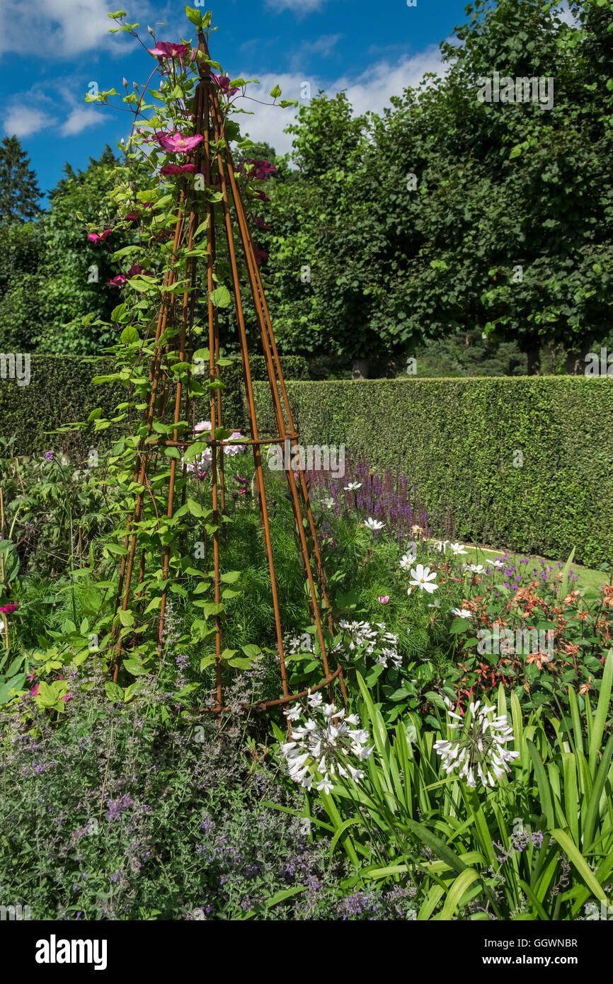 Giardino inglese con piante erbacee perenni in estate, Norfolk, Inghilterra, Regno Unito Foto Stock