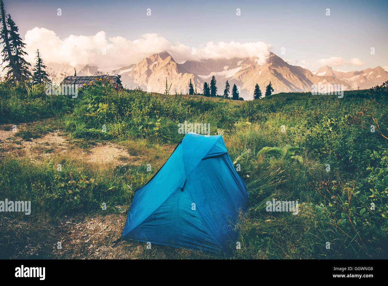 Tende da campeggio con Montagne Rocciose paesaggio Lifestyle viaggio concetto Estate Vacanze avventura all'aperto Foto Stock