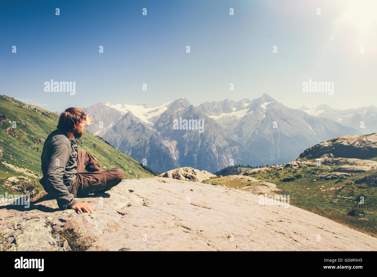 L'uomo Traveler relax in montagna corsa concetto Lifestyle paesaggio panoramico sullo sfondo le vacanze estive all'aperto Foto Stock