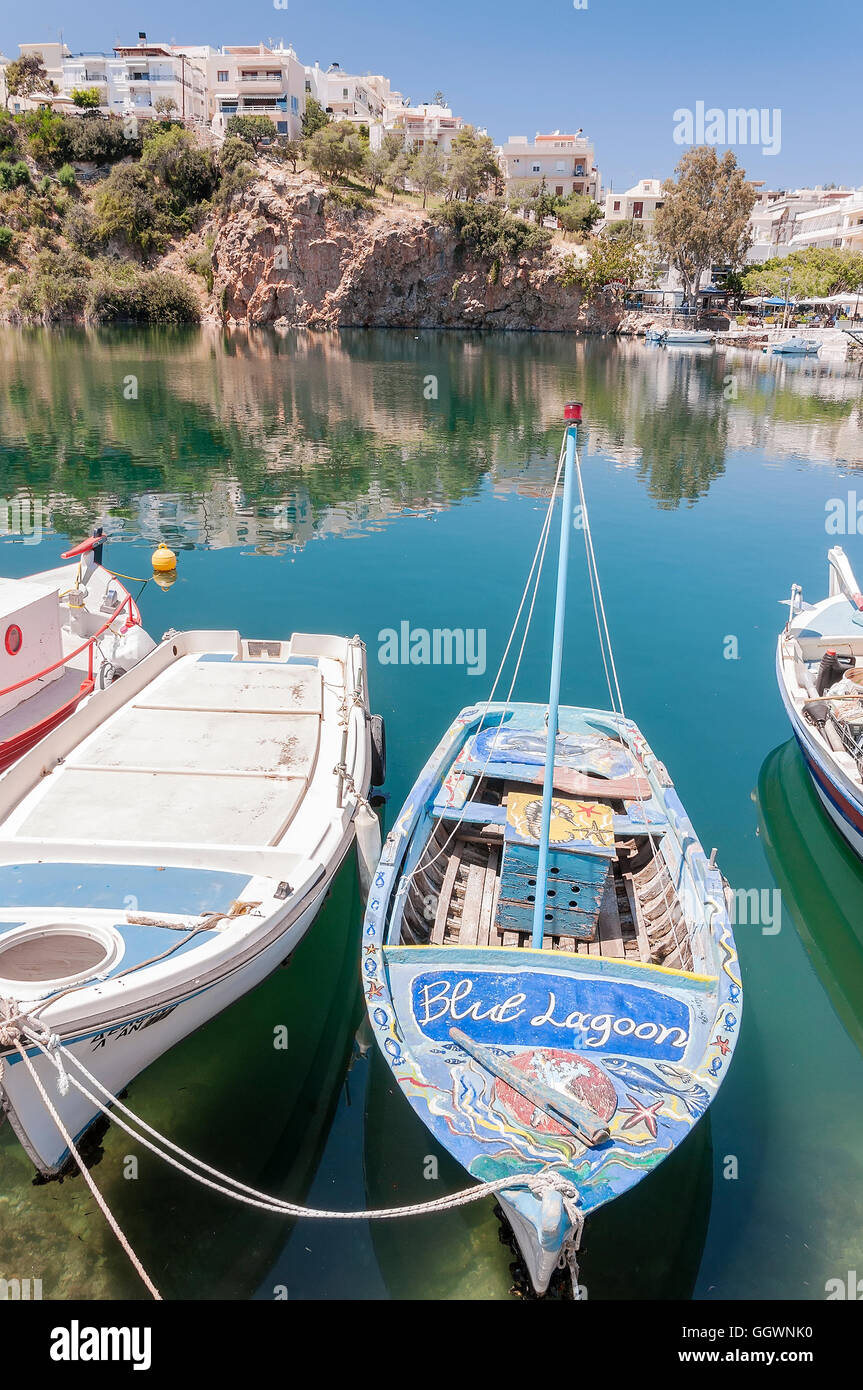 Una barca ormeggiata presso la città balneare di Agios Nikolaos si trova a nord-EA Foto Stock