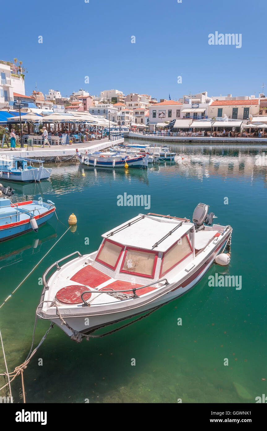 Una barca ormeggiata presso la città balneare di Agios Nikolaos si trova a nord-EA Foto Stock