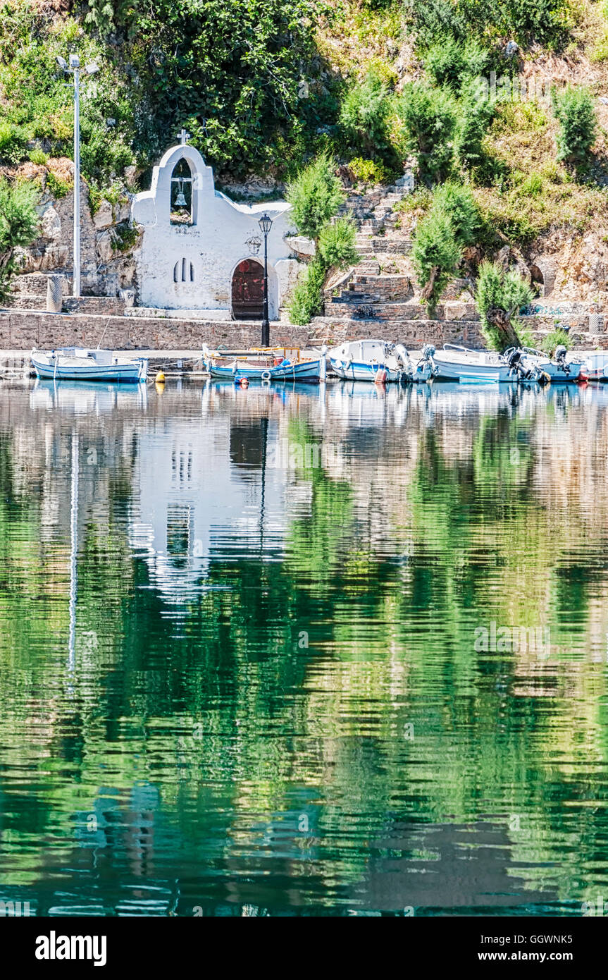 Una Chiesa riflessa nell'acqua in città balneare di Agios Nikolaos situato sul lato nord-est di Creta, Grecia. Foto Stock