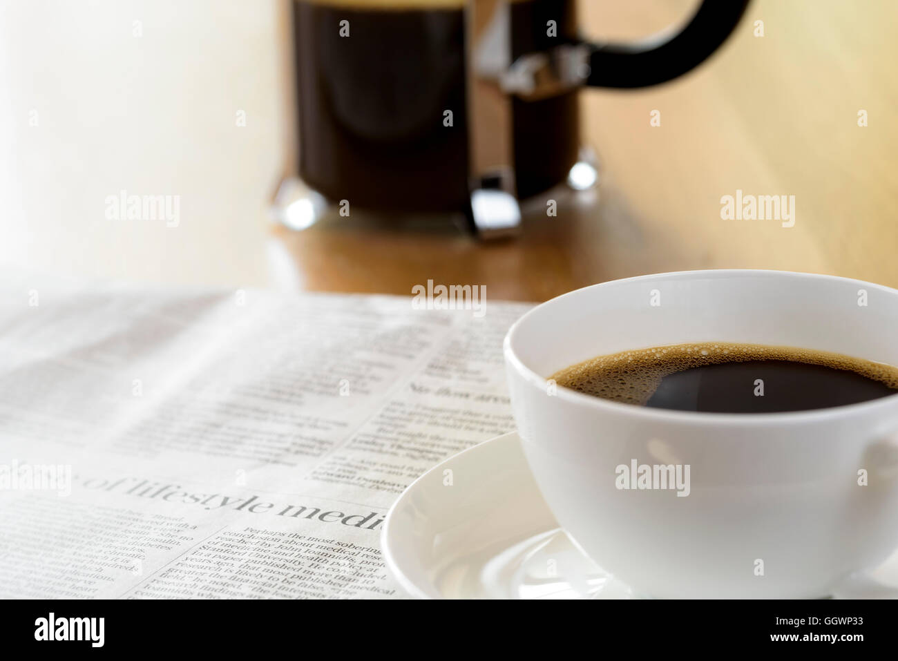 Il caffè del mattino con il quotidiano. Foto Stock