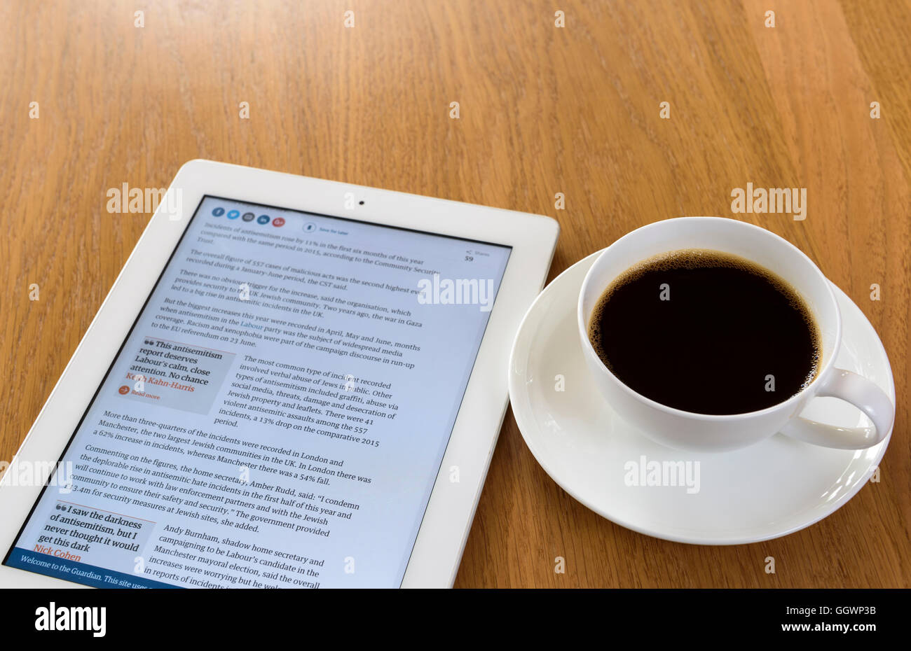 Tablet PC con una tazza di caffè. Foto Stock