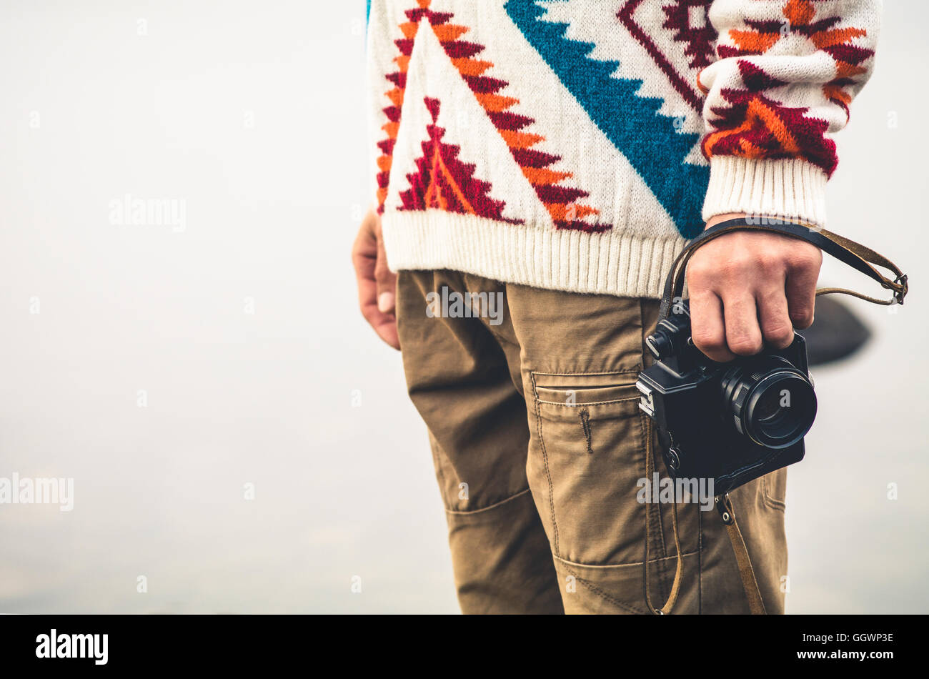 Uomo con retrò fotocamera foto di moda stile di vita viaggio outdoor foggy natura sullo sfondo Foto Stock