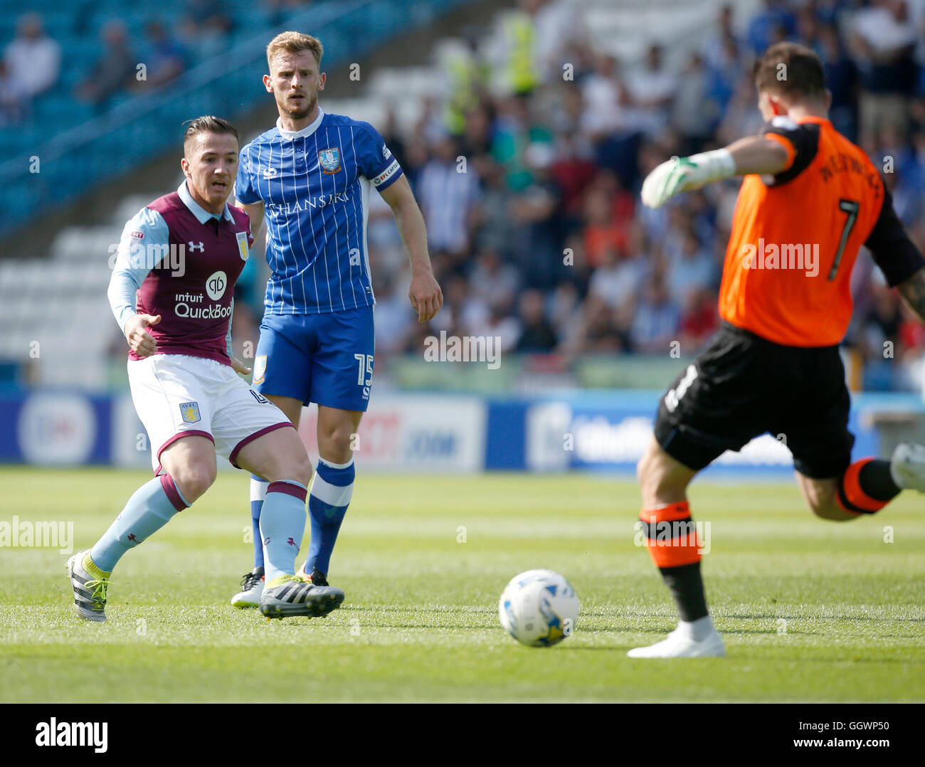 Tom Lees di Sheffield Wednesday e Ross McCormack di Aston Villa combattono per la palla durante la partita del campionato Sky Bet a Hillsborough, Sheffield. PREMERE ASSOCIAZIONE foto. Data immagine: Domenica 7 agosto 2016. Vedi PA storia SOCCER Sheff Wed. Photo credit should Read: Danny Lawson/PA Wire. RESTRIZIONI: Nessun utilizzo con audio, video, dati, elenchi di apparecchi, logo di club/campionato o servizi "live" non autorizzati. L'uso in-match online è limitato a 75 immagini, senza emulazione video. Nessun utilizzo nelle scommesse, nei giochi o nelle pubblicazioni di singoli club/campionati/giocatori. Foto Stock