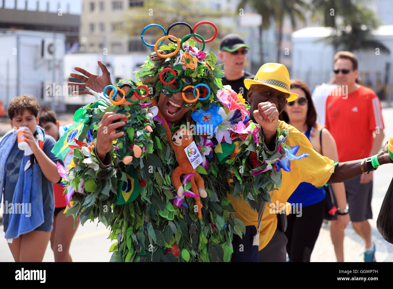 La gente del luogo entrare nello spirito olimpico su Copacabana durante il secondo giorno del Rio Giochi olimpici, Brasile. Foto Stock
