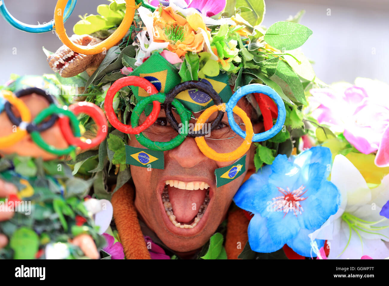 La gente del luogo entrare nello spirito olimpico su Copacabana durante il secondo giorno del Rio Giochi olimpici, Brasile. Foto Stock