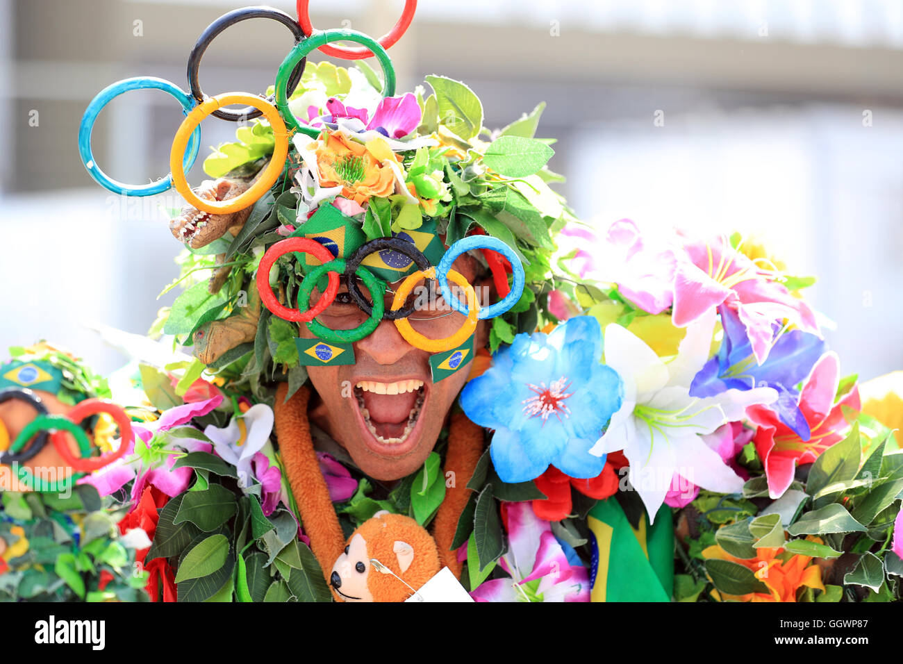 La gente del luogo entrare nello spirito olimpico su Copacabana durante il secondo giorno del Rio Giochi olimpici, Brasile. Foto Stock