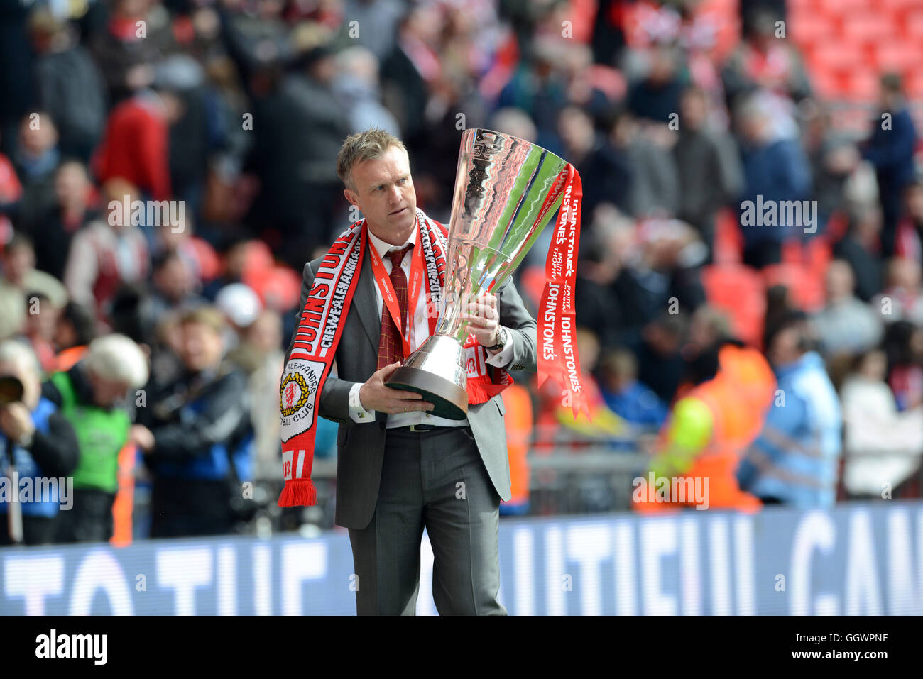 Crewe Alexandra football manager Steve Davis con il Johnstone del Trofeo di vernice Foto Stock