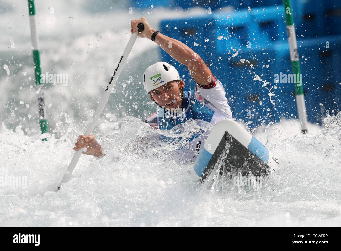 Gran Bretagna David Firenze compete in canoa singola riscalda al Whitewater Stadium il secondo giorno del Rio Giochi Olimpici, Brasile. Foto Stock