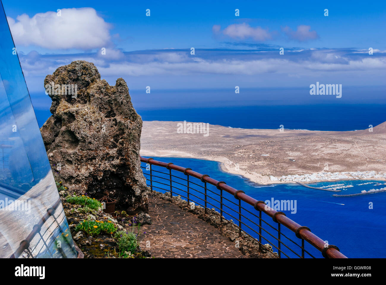 L'isola di La Graciosa dal Mirador del Rio, Lanzarote, Isole Canarie Foto Stock