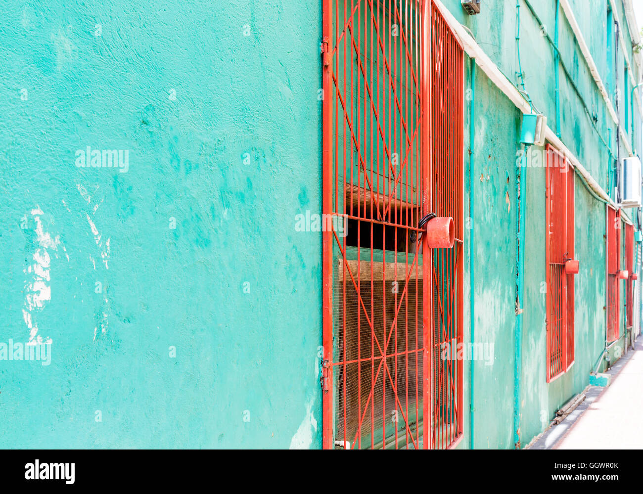 Cancelli arancione sulla parete verde in Curacao Foto Stock