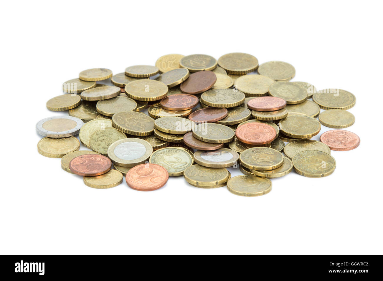 Cumulo di diverse monete in euro isolati su sfondo bianco. Foto Stock