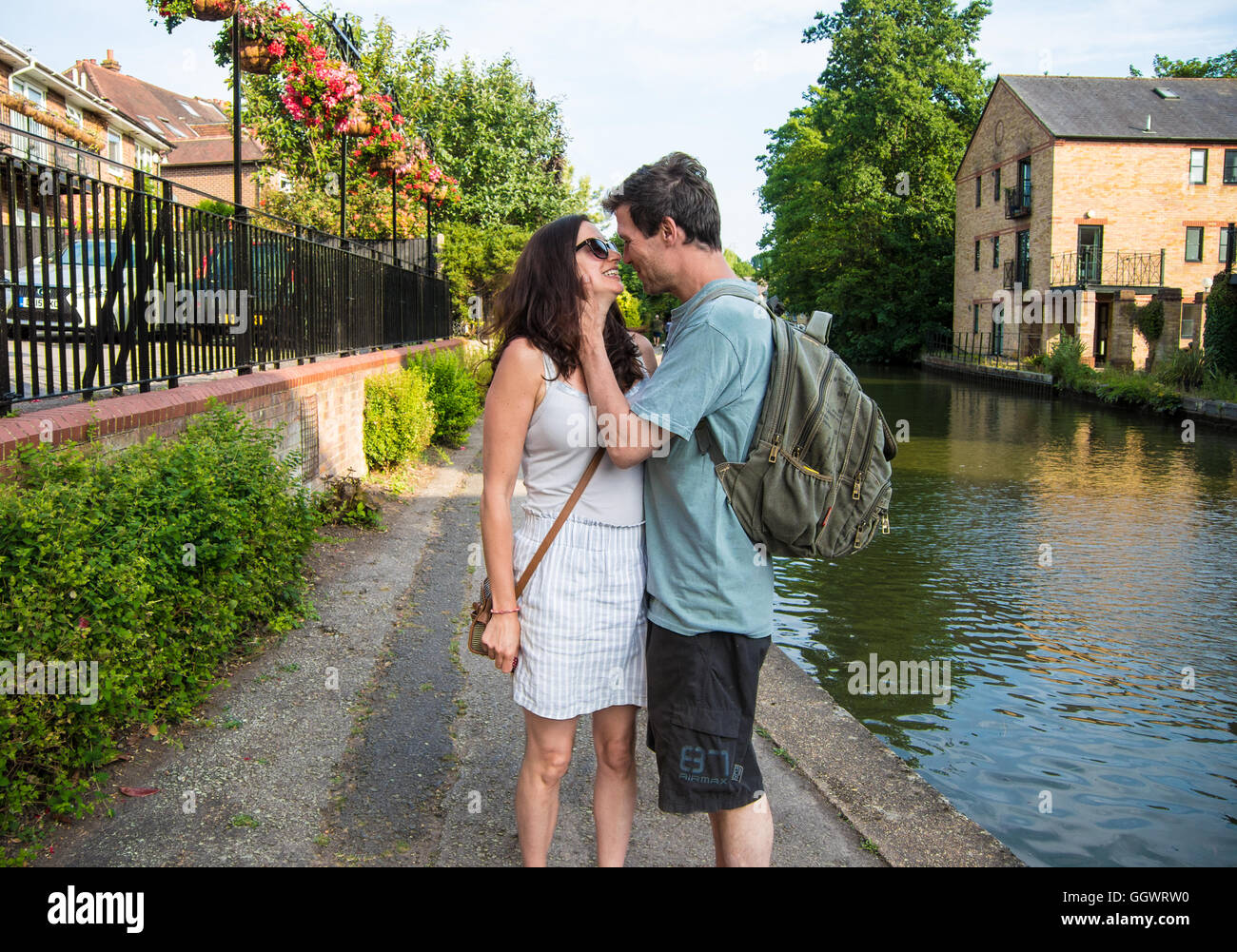 Coppia romantica accanto al Grand Union Canal - Berkhamsted, Regno Unito Foto Stock