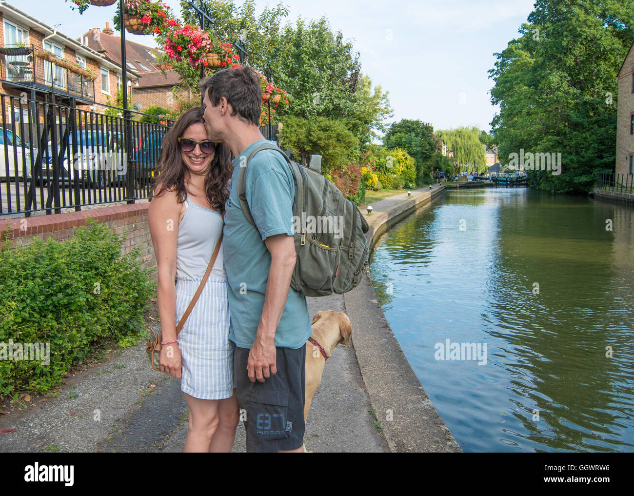 Coppia romantica con il cane accanto al Grand Union Canal - Berkhamsted, Regno Unito Foto Stock