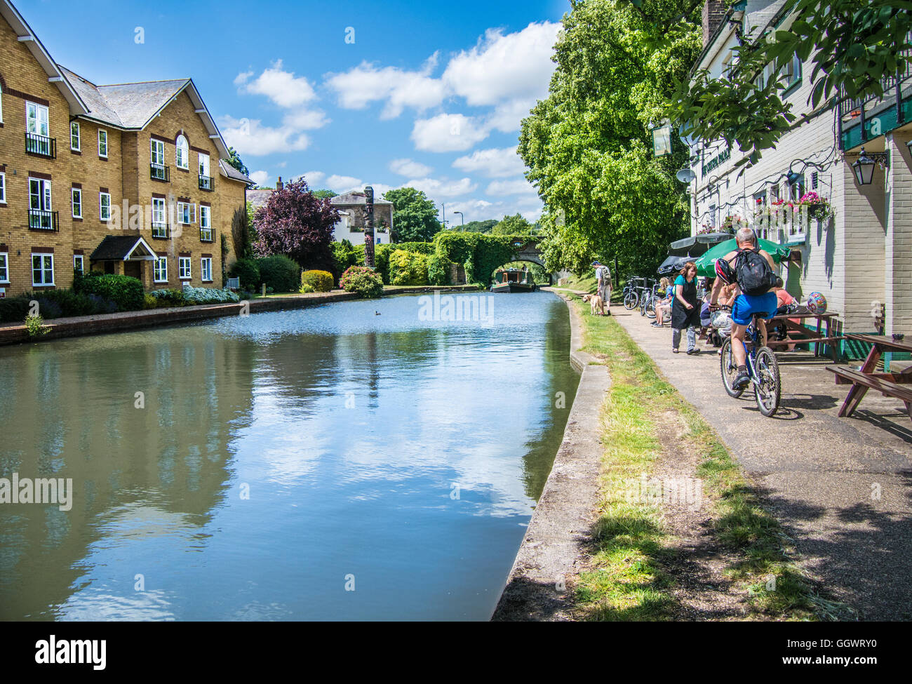 Le persone godono di giorno di estate lungo il Grand Union Canal - Berkhamsted, Regno Unito Foto Stock