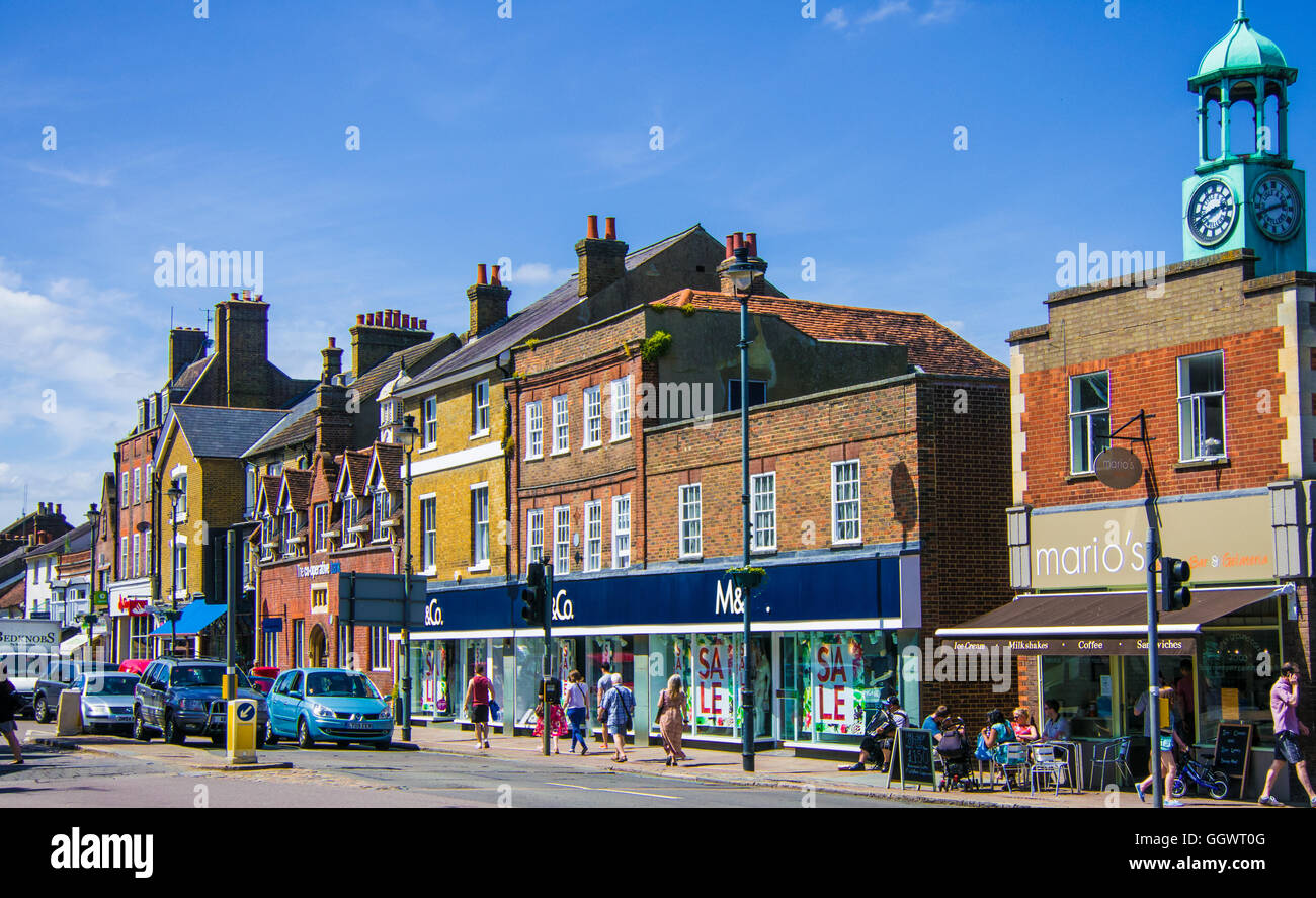 High Street, la principale arteria commerciale nel centro della città di Berkhamsted Foto Stock