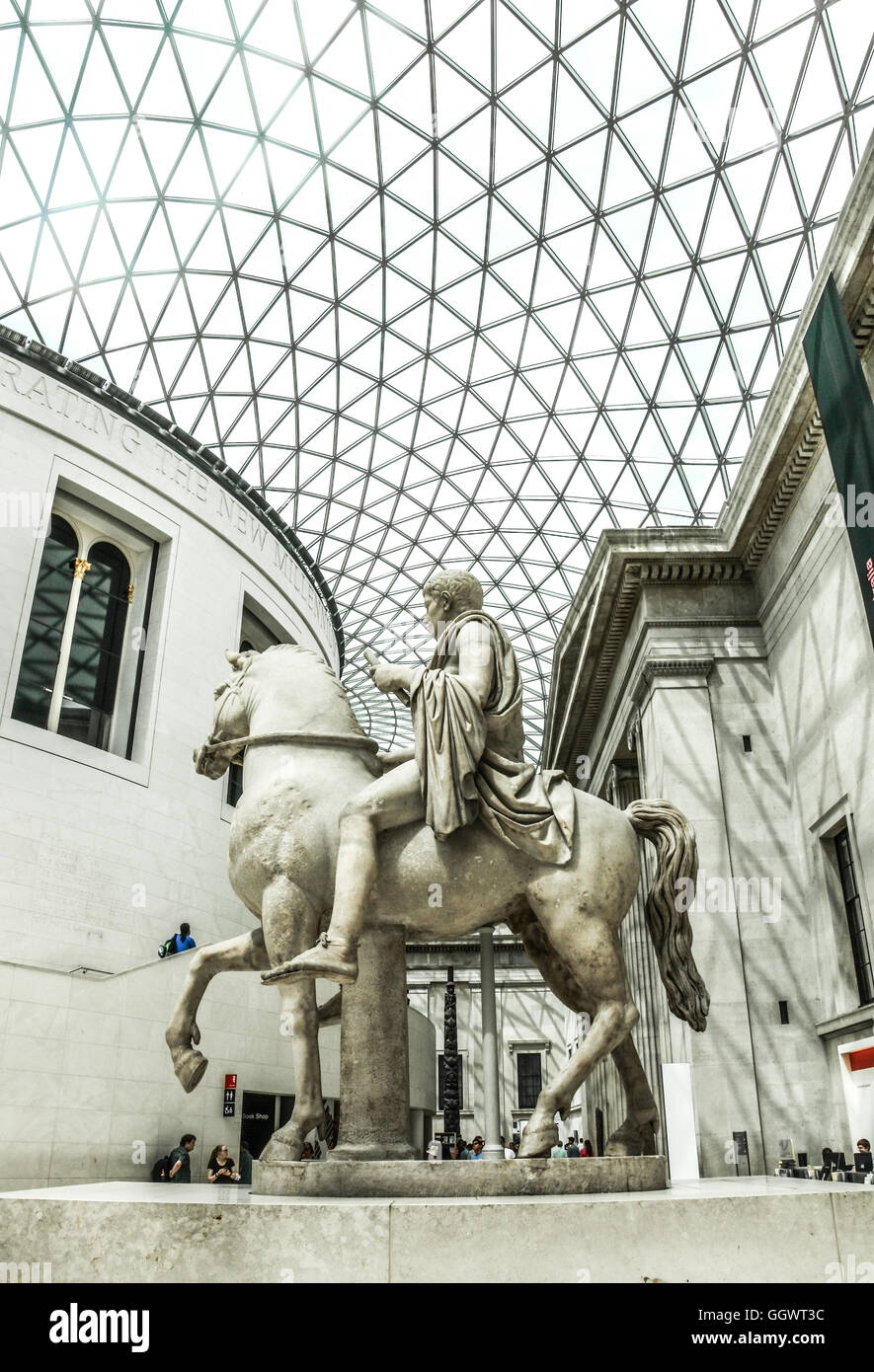 Statua in marmo della gioventù a cavallo - British Museum Great Court, Londra Foto Stock
