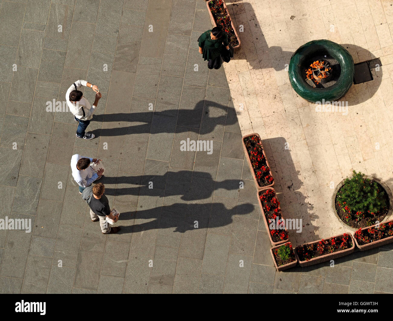 Vista aerea di turisti per scattare delle foto e le loro ombre presso la fiamma eterna a Sarajevo, Bosnia Herzogovina Foto Stock