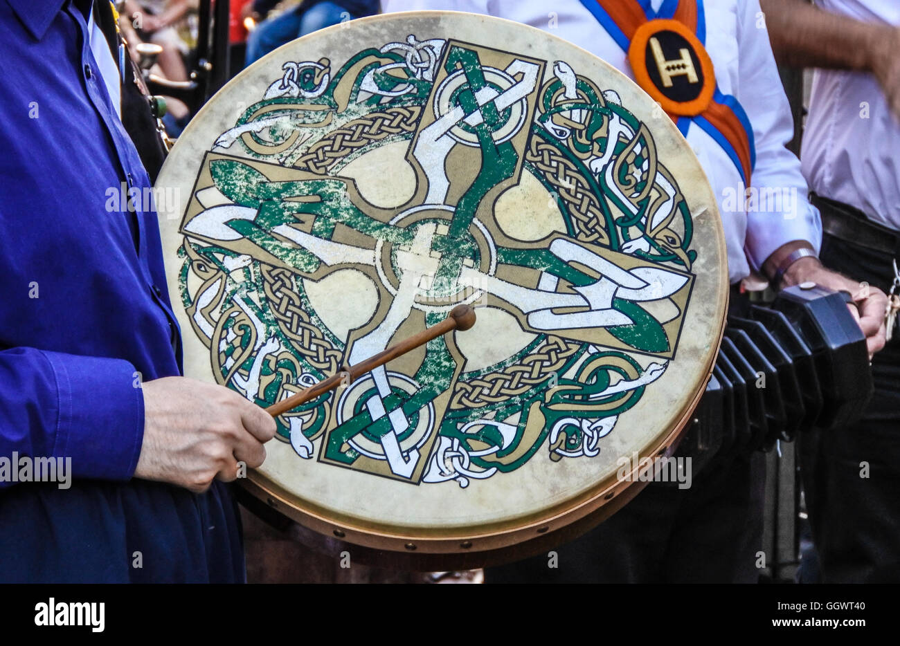 Celtic design sul tamburo (bodhran) utilizzato da Morris ballerina - Berkhamsted, Regno Unito Foto Stock